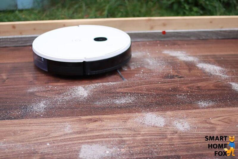 Ein Saugroboter reinigt einen Hartboden